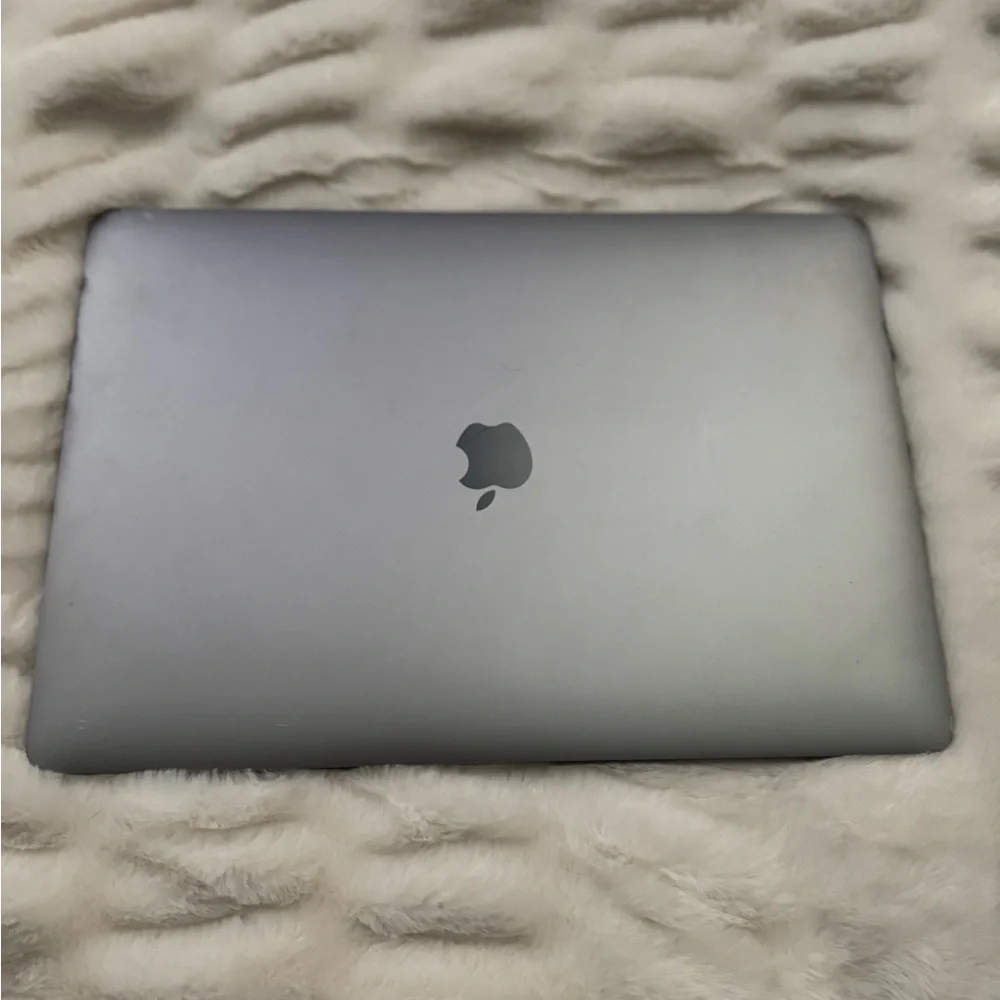 Apple MacBook Pro - Sleek Silver Design